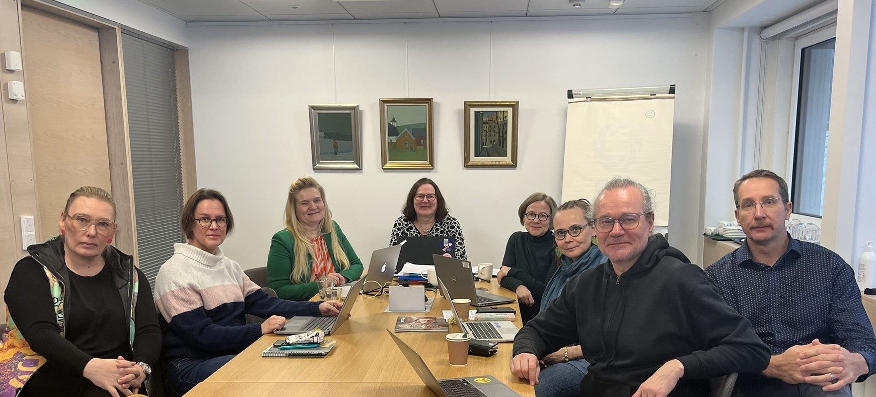 KEA ry:n hallituksen jäseniä istumassa pöydän ääressä 8 henkilöä